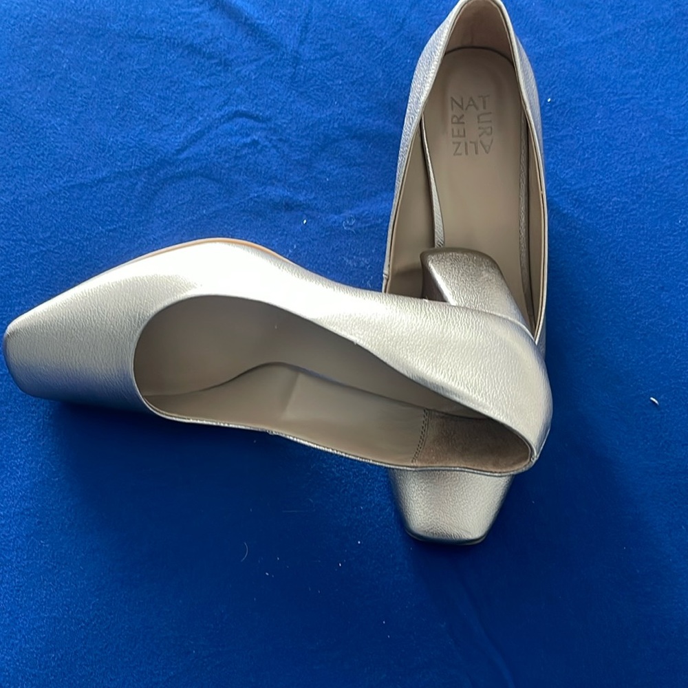 Naturaluzer ladies block heel gold shoes size 11M NWOT